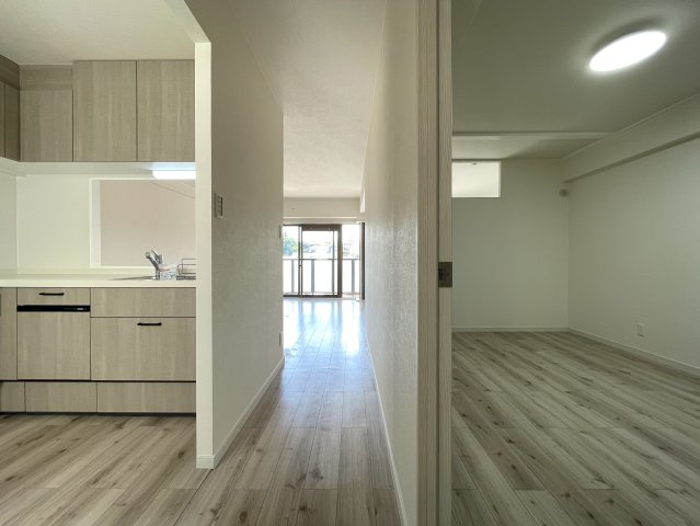 この部屋は、ワンフロアに２戸のみ！ってコトは、余計に人が来にくい構造となっていて、プライベート感も味わえますー。ほぼ南向きの最上階！いいですねぇ～な、『ライオンズマンション鶴ヶ峰ガーデン』リフォームの居間・リビング|こちらのリビングで趣味の時間をお楽しみください