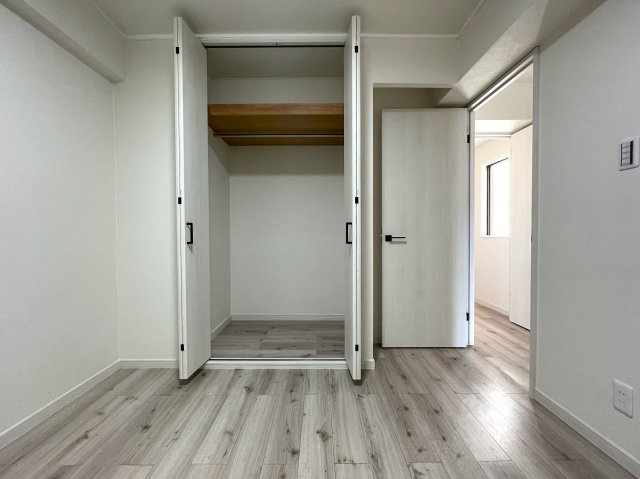 この部屋は、ワンフロアに２戸のみ！ってコトは、余計に人が来にくい構造となっていて、プライベート感も味わえますー。ほぼ南向きの最上階！いいですねぇ～な、『ライオンズマンション鶴ヶ峰ガーデン』リフォームの洋室|スタンダードな洋室です