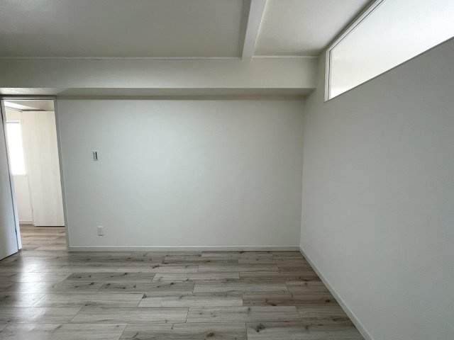 この部屋は、ワンフロアに２戸のみ！ってコトは、余計に人が来にくい構造となっていて、プライベート感も味わえますー。ほぼ南向きの最上階！いいですねぇ～な、『ライオンズマンション鶴ヶ峰ガーデン』リフォームの洋室|スタンダードな洋室です