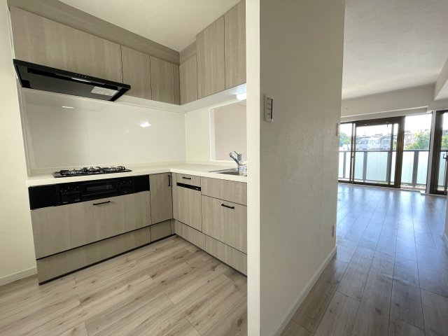 この部屋は、ワンフロアに２戸のみ！ってコトは、余計に人が来にくい構造となっていて、プライベート感も味わえますー。ほぼ南向きの最上階！いいですねぇ～な、『ライオンズマンション鶴ヶ峰ガーデン』リフォームのキッチン|お料理しやすいキッチンです