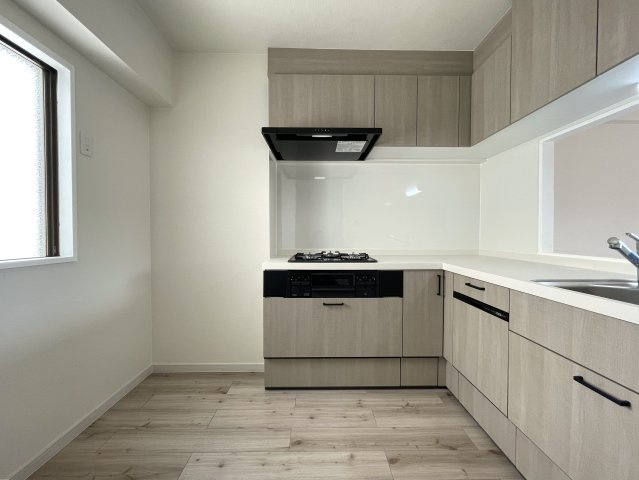 この部屋は、ワンフロアに２戸のみ！ってコトは、余計に人が来にくい構造となっていて、プライベート感も味わえますー。ほぼ南向きの最上階！いいですねぇ～な、『ライオンズマンション鶴ヶ峰ガーデン』リフォームのキッチン|キッチンでお料理をお楽しみください