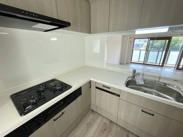 この部屋は、ワンフロアに２戸のみ！ってコトは、余計に人が来にくい構造となっていて、プライベート感も味わえますー。ほぼ南向きの最上階！いいですねぇ～な、『ライオンズマンション鶴ヶ峰ガーデン』リフォームのキッチン|お料理しやすいキッチンです