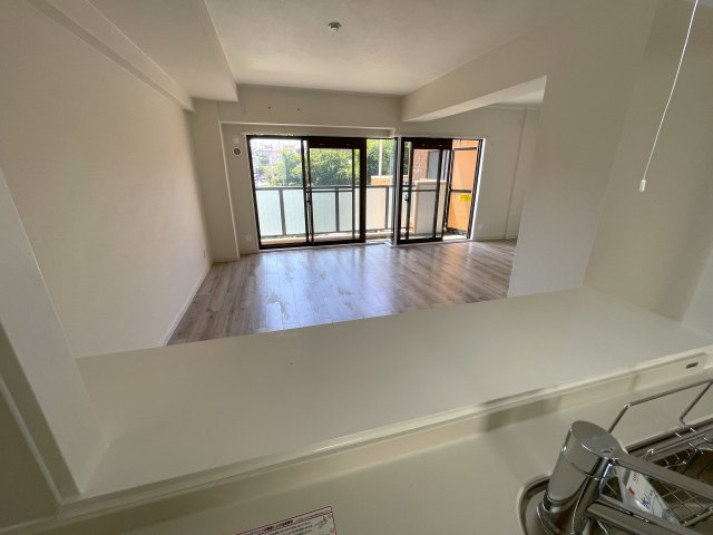 この部屋は、ワンフロアに２戸のみ！ってコトは、余計に人が来にくい構造となっていて、プライベート感も味わえますー。ほぼ南向きの最上階！いいですねぇ～な、『ライオンズマンション鶴ヶ峰ガーデン』リフォームの居間・リビング