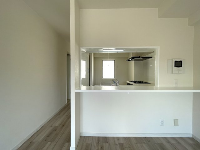 この部屋は、ワンフロアに２戸のみ！ってコトは、余計に人が来にくい構造となっていて、プライベート感も味わえますー。ほぼ南向きの最上階！いいですねぇ～な、『ライオンズマンション鶴ヶ峰ガーデン』リフォームのキッチン|コンパクトなキッチンで掃除もラクラク