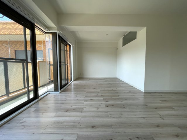 この部屋は、ワンフロアに２戸のみ！ってコトは、余計に人が来にくい構造となっていて、プライベート感も味わえますー。ほぼ南向きの最上階！いいですねぇ～な、『ライオンズマンション鶴ヶ峰ガーデン』リフォームの洋室|個人の部屋や寝室として使える洋室です
