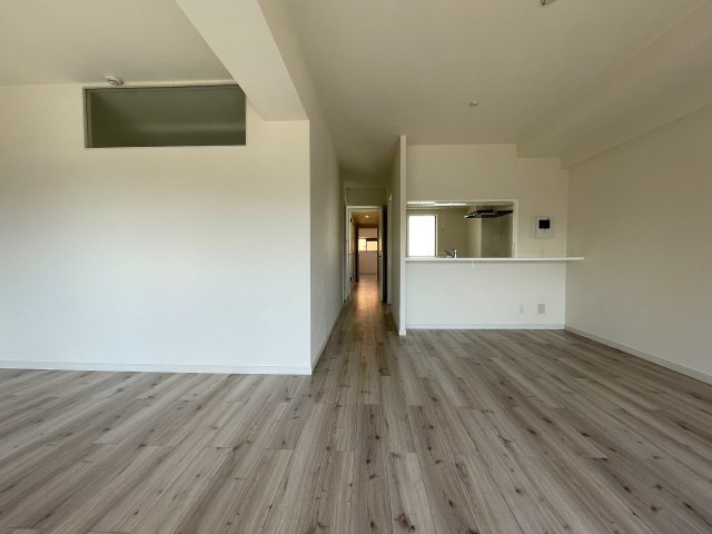 この部屋は、ワンフロアに２戸のみ！ってコトは、余計に人が来にくい構造となっていて、プライベート感も味わえますー。ほぼ南向きの最上階！いいですねぇ～な、『ライオンズマンション鶴ヶ峰ガーデン』リフォームの居間・リビング