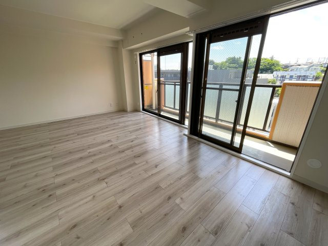 この部屋は、ワンフロアに２戸のみ！ってコトは、余計に人が来にくい構造となっていて、プライベート感も味わえますー。ほぼ南向きの最上階！いいですねぇ～な、『ライオンズマンション鶴ヶ峰ガーデン』リフォームの居間・リビング