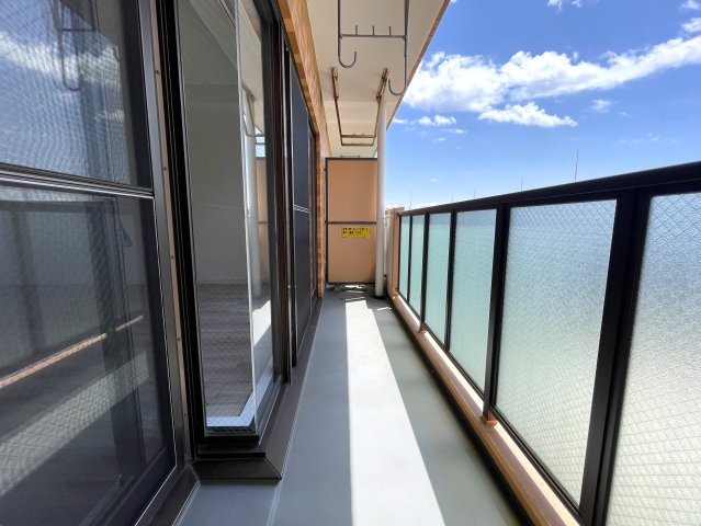 この部屋は、ワンフロアに２戸のみ！ってコトは、余計に人が来にくい構造となっていて、プライベート感も味わえますー。ほぼ南向きの最上階！いいですねぇ～な、『ライオンズマンション鶴ヶ峰ガーデン』リフォームのバルコニー|お洗濯にも便利なバルコニー付き