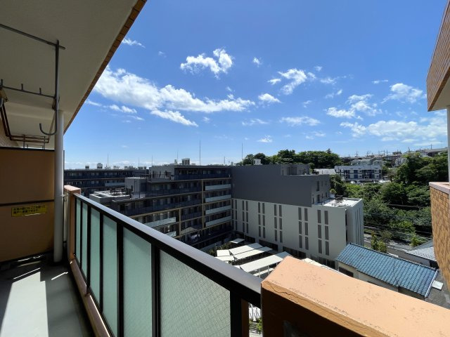 この部屋は、ワンフロアに２戸のみ！ってコトは、余計に人が来にくい構造となっていて、プライベート感も味わえますー。ほぼ南向きの最上階！いいですねぇ～な、『ライオンズマンション鶴ヶ峰ガーデン』リフォームの展望