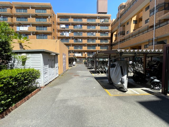 この部屋は、ワンフロアに２戸のみ！ってコトは、余計に人が来にくい構造となっていて、プライベート感も味わえますー。ほぼ南向きの最上階！いいですねぇ～な、『ライオンズマンション鶴ヶ峰ガーデン』リフォームの駐輪場