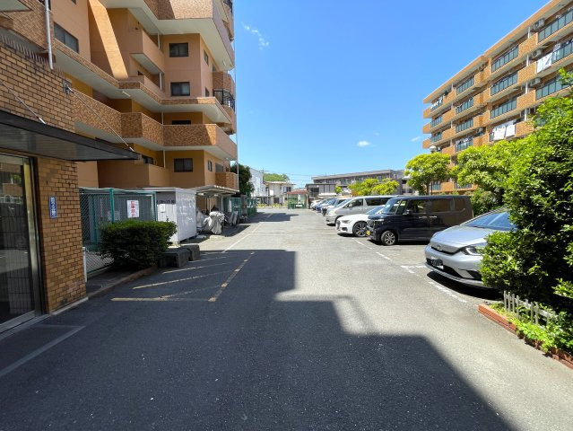この部屋は、ワンフロアに２戸のみ！ってコトは、余計に人が来にくい構造となっていて、プライベート感も味わえますー。ほぼ南向きの最上階！いいですねぇ～な、『ライオンズマンション鶴ヶ峰ガーデン』リフォームの駐車場|カースペースがあります