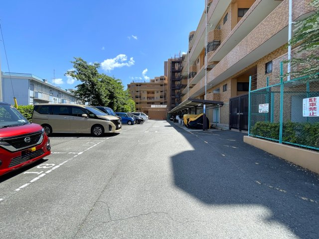 この部屋は、ワンフロアに２戸のみ！ってコトは、余計に人が来にくい構造となっていて、プライベート感も味わえますー。ほぼ南向きの最上階！いいですねぇ～な、『ライオンズマンション鶴ヶ峰ガーデン』リフォームの駐車場|カースペースがあります