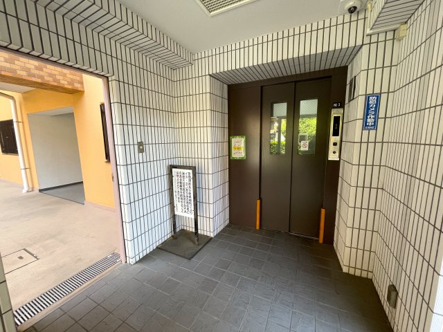 この部屋は、ワンフロアに２戸のみ！ってコトは、余計に人が来にくい構造となっていて、プライベート感も味わえますー。ほぼ南向きの最上階！いいですねぇ～な、『ライオンズマンション鶴ヶ峰ガーデン』リフォームのエントランス|サブエントランスです