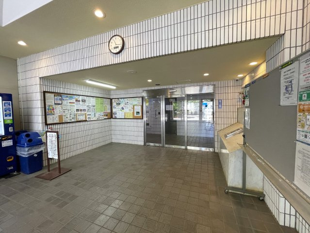 この部屋は、ワンフロアに２戸のみ！ってコトは、余計に人が来にくい構造となっていて、プライベート感も味わえますー。ほぼ南向きの最上階！いいですねぇ～な、『ライオンズマンション鶴ヶ峰ガーデン』リフォームのエントランス|メインエントランスです