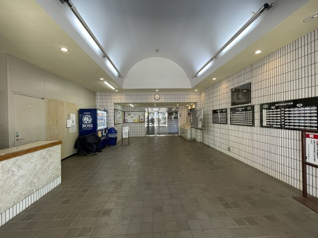この部屋は、ワンフロアに２戸のみ！ってコトは、余計に人が来にくい構造となっていて、プライベート感も味わえますー。ほぼ南向きの最上階！いいですねぇ～な、『ライオンズマンション鶴ヶ峰ガーデン』リフォームのエントランス|メインエントランスです