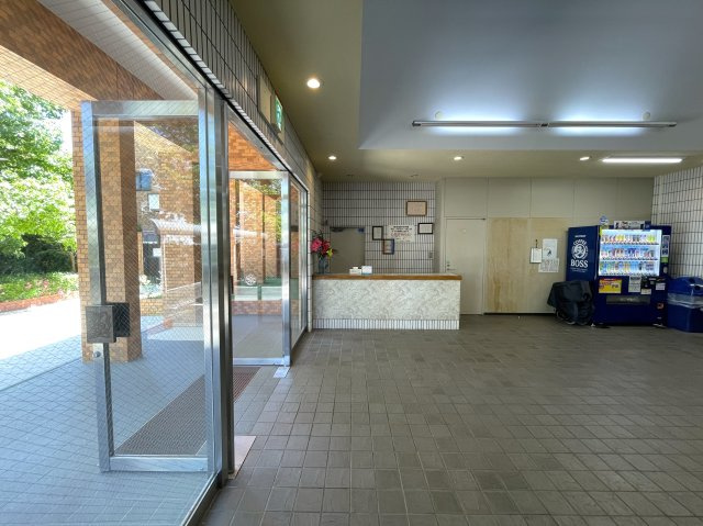 この部屋は、ワンフロアに２戸のみ！ってコトは、余計に人が来にくい構造となっていて、プライベート感も味わえますー。ほぼ南向きの最上階！いいですねぇ～な、『ライオンズマンション鶴ヶ峰ガーデン』リフォームのエントランス|メインエントランスです