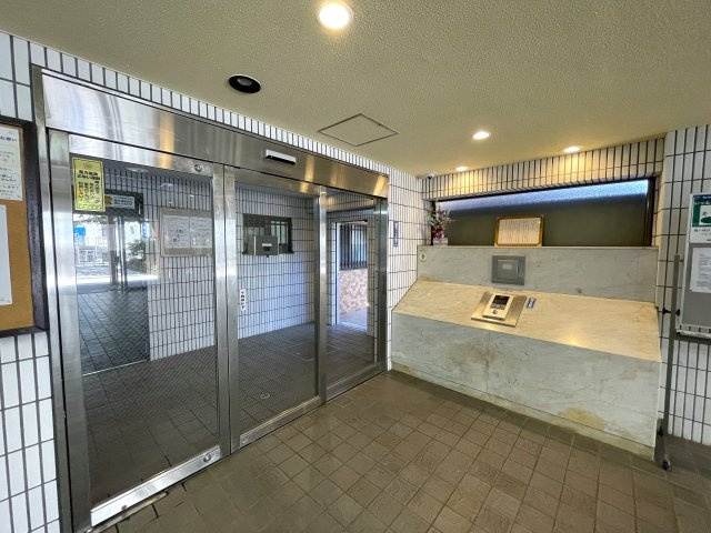 この部屋は、ワンフロアに２戸のみ！ってコトは、余計に人が来にくい構造となっていて、プライベート感も味わえますー。ほぼ南向きの最上階！いいですねぇ～な、『ライオンズマンション鶴ヶ峰ガーデン』リフォームのエントランス|メインエントランスです