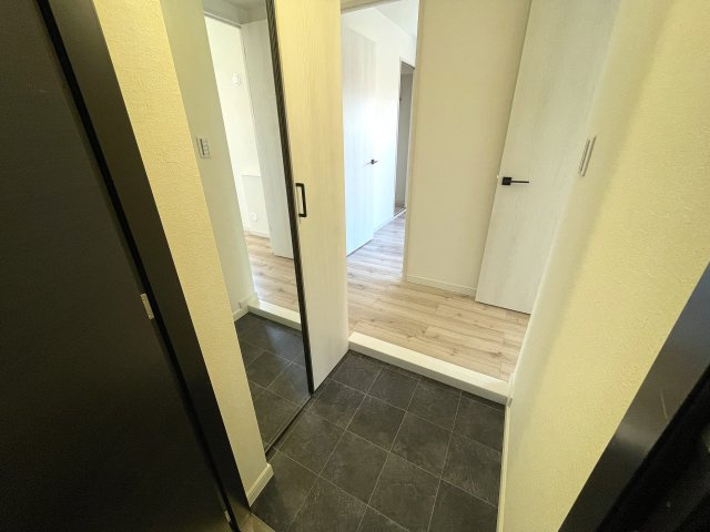 この部屋は、ワンフロアに２戸のみ！ってコトは、余計に人が来にくい構造となっていて、プライベート感も味わえますー。ほぼ南向きの最上階！いいですねぇ～な、『ライオンズマンション鶴ヶ峰ガーデン』リフォームの玄関|玄関です