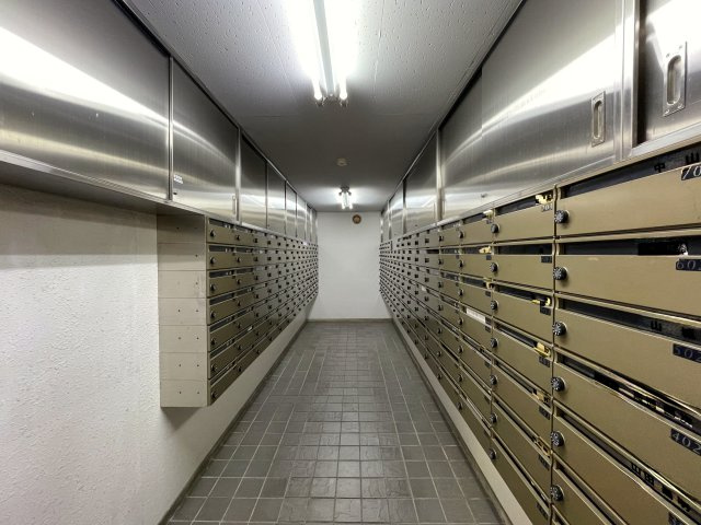 この部屋は、ワンフロアに２戸のみ！ってコトは、余計に人が来にくい構造となっていて、プライベート感も味わえますー。ほぼ南向きの最上階！いいですねぇ～な、『ライオンズマンション鶴ヶ峰ガーデン』リフォームの設備