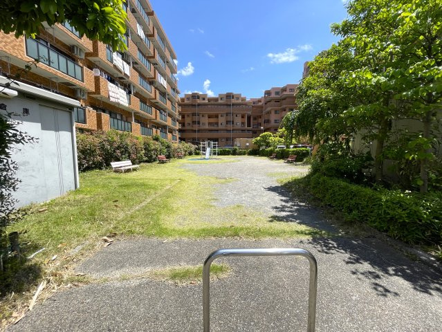 この部屋は、ワンフロアに２戸のみ！ってコトは、余計に人が来にくい構造となっていて、プライベート感も味わえますー。ほぼ南向きの最上階！いいですねぇ～な、『ライオンズマンション鶴ヶ峰ガーデン』リフォームのその他|敷地内にある公園です