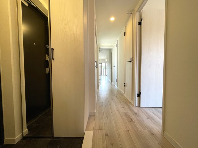 この部屋は、ワンフロアに２戸のみ！ってコトは、余計に人が来にくい構造となっていて、プライベート感も味わえますー。ほぼ南向きの最上階！いいですねぇ～な、『ライオンズマンション鶴ヶ峰ガーデン』リフォームの内装|内装もきれいです