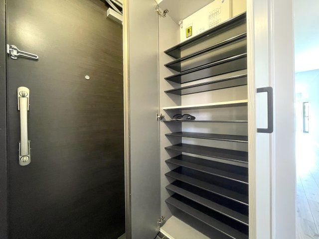 この部屋は、ワンフロアに２戸のみ！ってコトは、余計に人が来にくい構造となっていて、プライベート感も味わえますー。ほぼ南向きの最上階！いいですねぇ～な、『ライオンズマンション鶴ヶ峰ガーデン』リフォームの玄関|シンプルで使いやすい玄関です