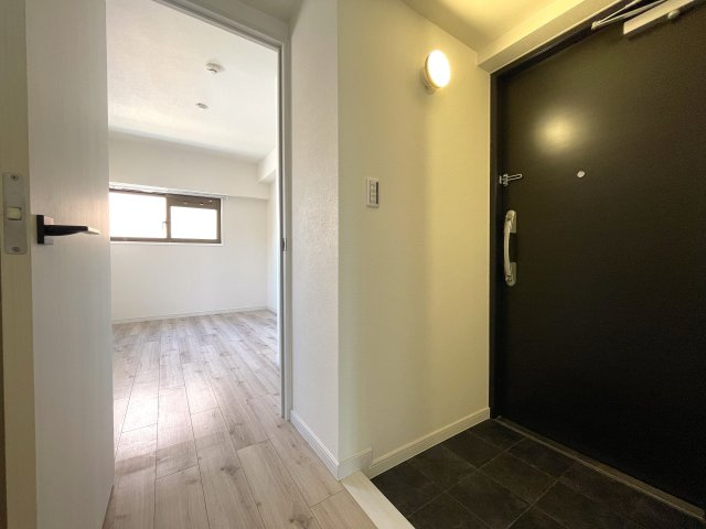 この部屋は、ワンフロアに２戸のみ！ってコトは、余計に人が来にくい構造となっていて、プライベート感も味わえますー。ほぼ南向きの最上階！いいですねぇ～な、『ライオンズマンション鶴ヶ峰ガーデン』リフォームの玄関|玄関です