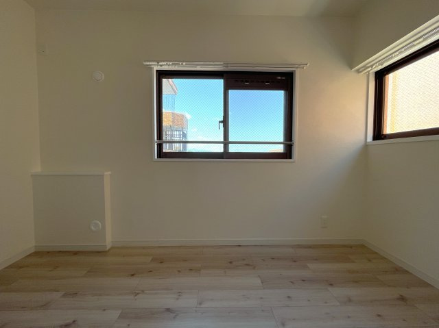 この部屋は、ワンフロアに２戸のみ！ってコトは、余計に人が来にくい構造となっていて、プライベート感も味わえますー。ほぼ南向きの最上階！いいですねぇ～な、『ライオンズマンション鶴ヶ峰ガーデン』リフォームの洋室|明るい洋室です