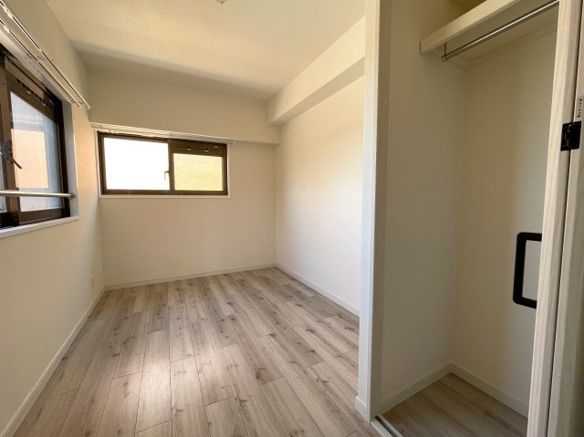 この部屋は、ワンフロアに２戸のみ！ってコトは、余計に人が来にくい構造となっていて、プライベート感も味わえますー。ほぼ南向きの最上階！いいですねぇ～な、『ライオンズマンション鶴ヶ峰ガーデン』リフォームの洋室|広々とした洋室です