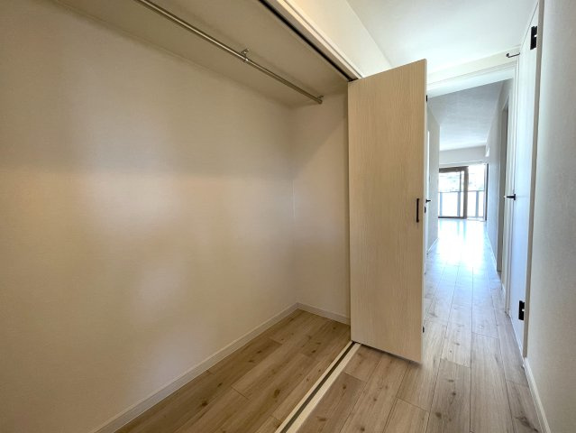 この部屋は、ワンフロアに２戸のみ！ってコトは、余計に人が来にくい構造となっていて、プライベート感も味わえますー。ほぼ南向きの最上階！いいですねぇ～な、『ライオンズマンション鶴ヶ峰ガーデン』リフォームの収納|専用の収納スペースです