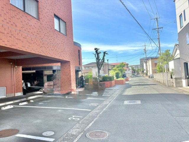 サンコーポ佐鳴台　中央区佐鳴台一丁目の駐車場|前面道路は車通りが少なく、駐車スペースへの出し入れもしやすい敷地です。