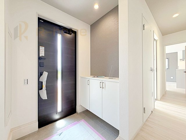 つくばみらい市谷井田10期　新築戸建て　1号棟の玄関|玄関には便利なシューズインクローゼットを設置。アウトドア用品やベビーカーなどの収納に役立ちますね♪