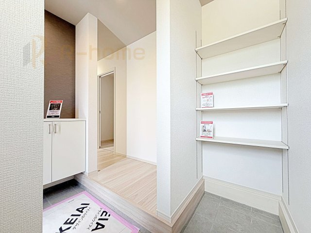 つくばみらい市谷井田10期　新築戸建て　1号棟の玄関|整理しやすい可動棚付きのシューズインクローゼット！