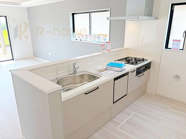 つくばみらい市谷井田10期　新築戸建て　1号棟のキッチン|料理をしながら家族とコミュニケーションが取れる対面式システムキッチン。便利なビルトイン食洗機付き！