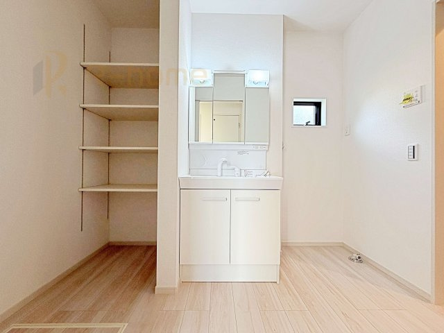 つくばみらい市谷井田10期　新築戸建て　1号棟の洗面所|清潔感溢れる洗面台は嬉しい三面鏡。便利な可動棚付きでタオルや着替えをスッキリ収納♪