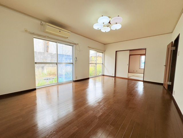 東有野台1丁目一戸建の居間・リビング|ゆったりとしたリビングです