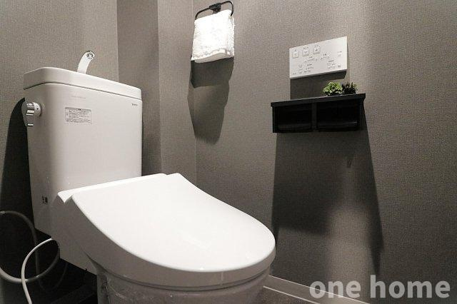 ヴィルヌーブ東三国のトイレ|◆新調された温水洗浄便座付きトイレです！操作がしやすい壁掛けリモコン♪
◆トイレットペーパーホルダー上に小物が置けて嬉しいですね♪