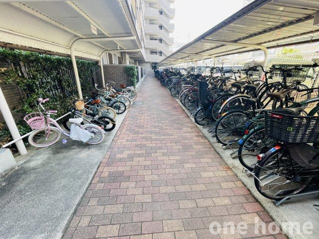 ヴィルヌーブ東三国の駐輪場|◆駐輪場や屋根付きで、自転車が雨風にさらされる心配がありません！
◆最新の空き状況など、詳細につきましてはお気軽にお問い合わせください。