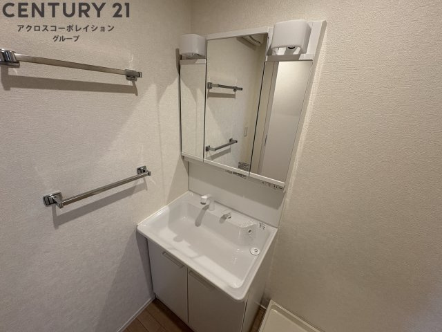 鏡の大きな独立洗面台です