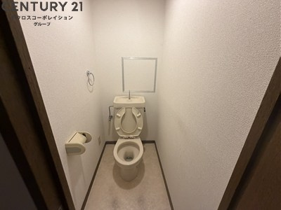 シンプルで掃除のしやすいトイレです♪
