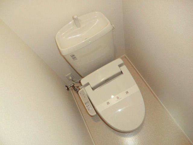 温水洗浄便座付きのトイレです♪