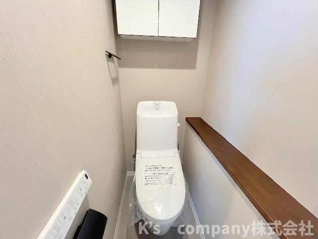 ◎藤沢市鵠沼海岸5丁目　鵠沼パークハウスのトイレ|ペーパー類や掃除用品を収納できる棚付きのトイレ◇