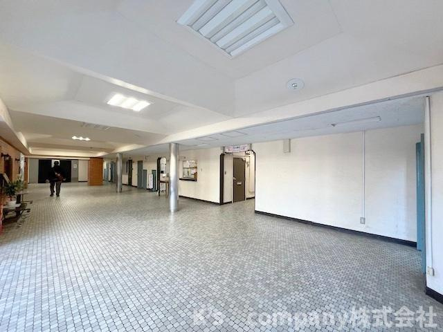 ◎藤沢市鵠沼海岸5丁目　鵠沼パークハウスのロビー|エントランスを入ると広々としたロビーが広がっています◇