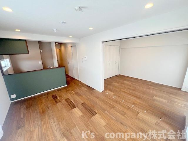 ◎藤沢市鵠沼海岸5丁目　鵠沼パークハウスの居間・リビング|リビングに隣接して洋室6.1帖があり、開放しているとリビングが広く感じられます◇