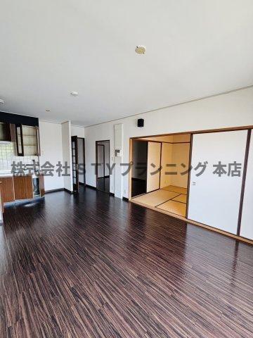 仲介手数料0円！インテリジェント星ヶ丘II号館の居間・リビング