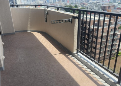 【バルコニー】 | サンヴェール相模原 | バルコニーは、室外の専用スペースのうち、「屋根がなく開放された空間」であるものを指します。ベランダより広いタイプのものが多く、日当たりもよいため家庭菜園などを楽しみたい人にとって適した環境となります。
