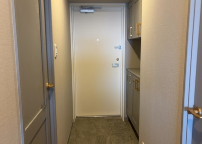 【玄関】 | サンヴェール相模原 | 玄関は家の顔でもあり、家族以外の目にも止まる場所です。玄関は外との間を仕切る扉、靴などをしまっておく収納スペース、靴脱ぎのたたきスペース、来客とのやり取りをするドアホンなど複数のアイテムからなります。
