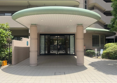 【エントランス】 | サンヴェール相模原 | マンションのエントランスには、もともと風よけや防犯の役割がありますが、マンションによって宅配ボックスなどの設備が備わっている所もあります。日々の生活をイメージしながら生活しやすさをチェックしましょう。