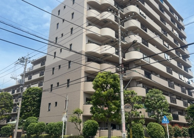 【現況写真】 | サンヴェール相模原 | 外観はマンション管理がされているかの目安になります。築年数が古いと、壁面は劣化してひび割れが生じることも！建物が古びていても細かいところが修繕されていると、きちんと管理されているなぁと感じるでしょう。