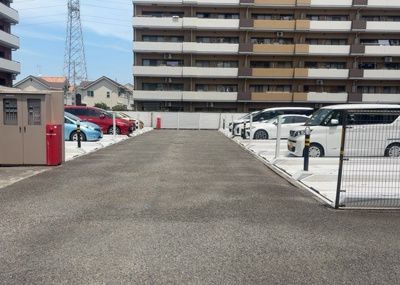 【駐車場】 | サンヴェール相模原 | 車一台あたりに必要なスペースは、標準サイズの普通自動車で横幅2m50cm、長さ5mは必要になります。ただし、乗降のことも考慮して横幅3m30cm、長さ5m50cmほどは確保できるところを選びましょう。